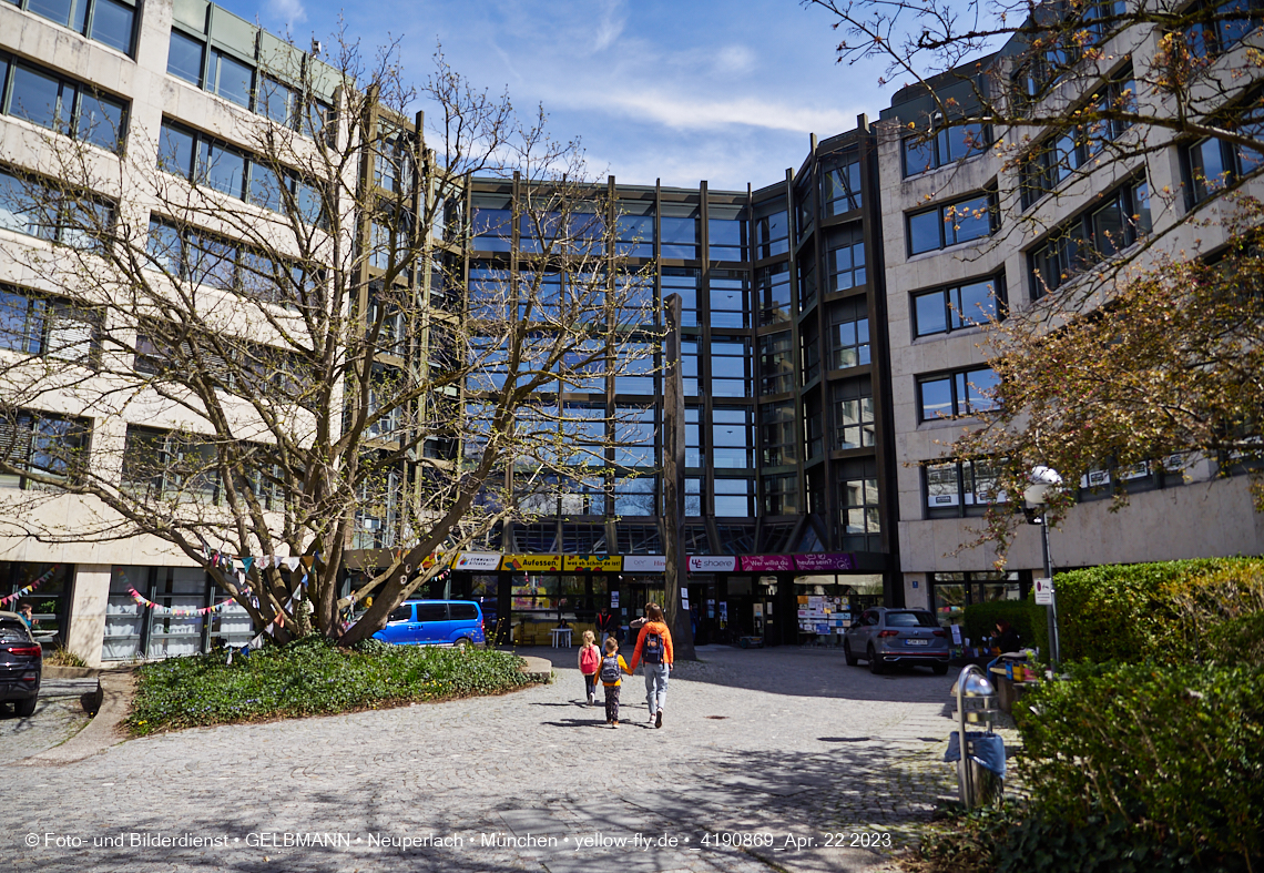 22.04.2023 - Baustelle auf der ehemaligen Allianz-Versicherung in Neuperlach